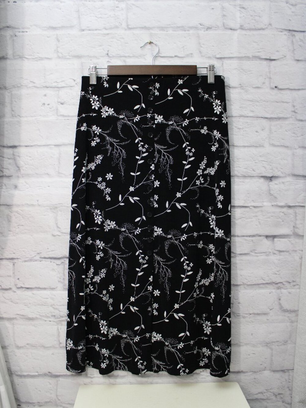 Briggs New York Medium Black White Floral Front Slit Button Down Pull On Skirt